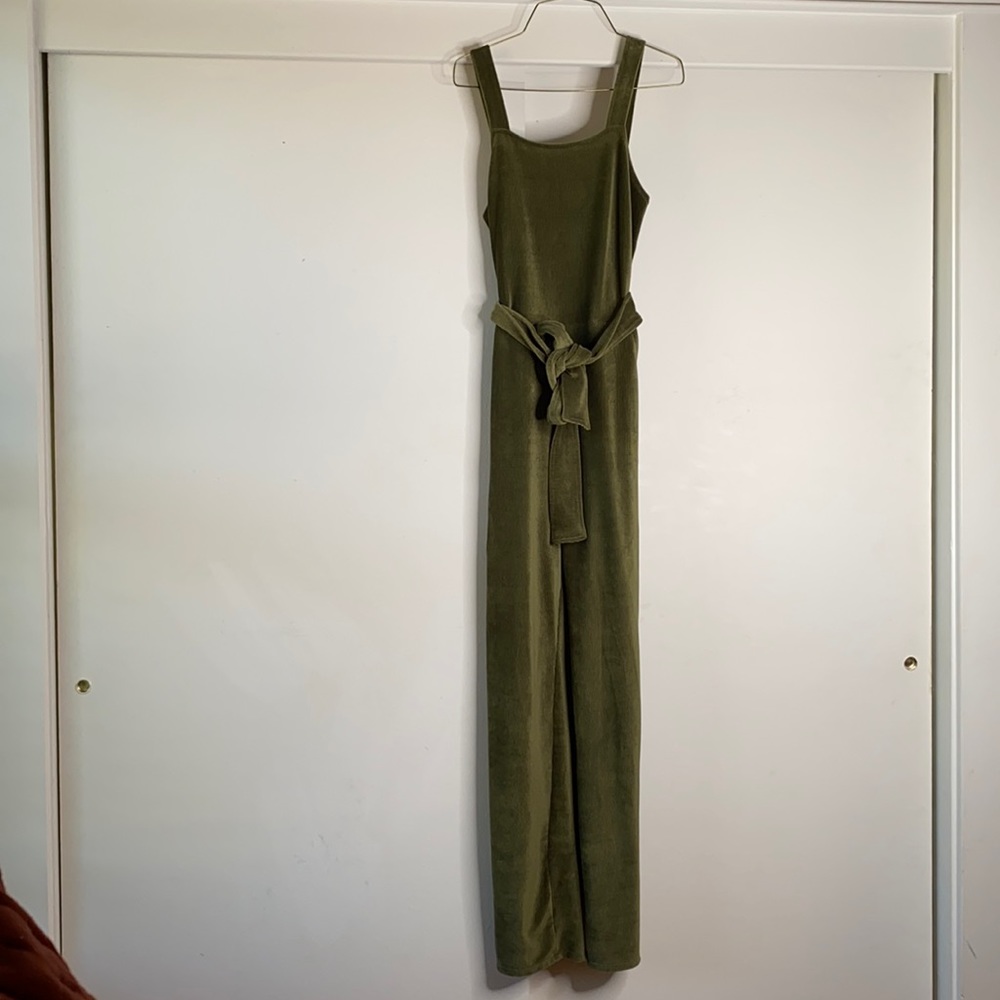 Small olive green pocketed jumpsuit - small strings to hold belt are broken